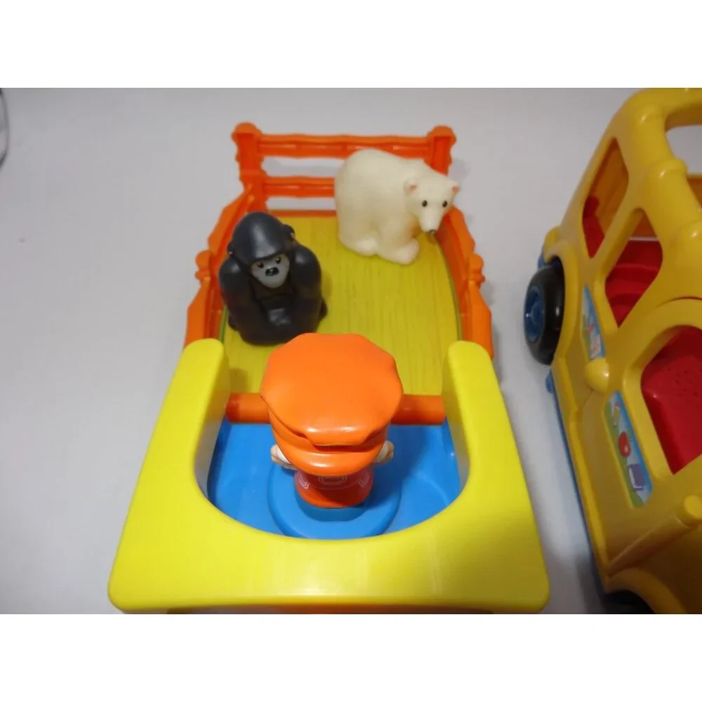 Fisher-Price Little People‎ Choo-Choo Zoo Train Conductor 3 Animals School Bus